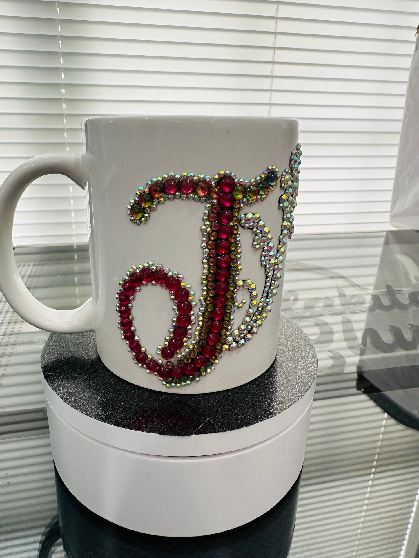 Taza con diamantes de imitación
