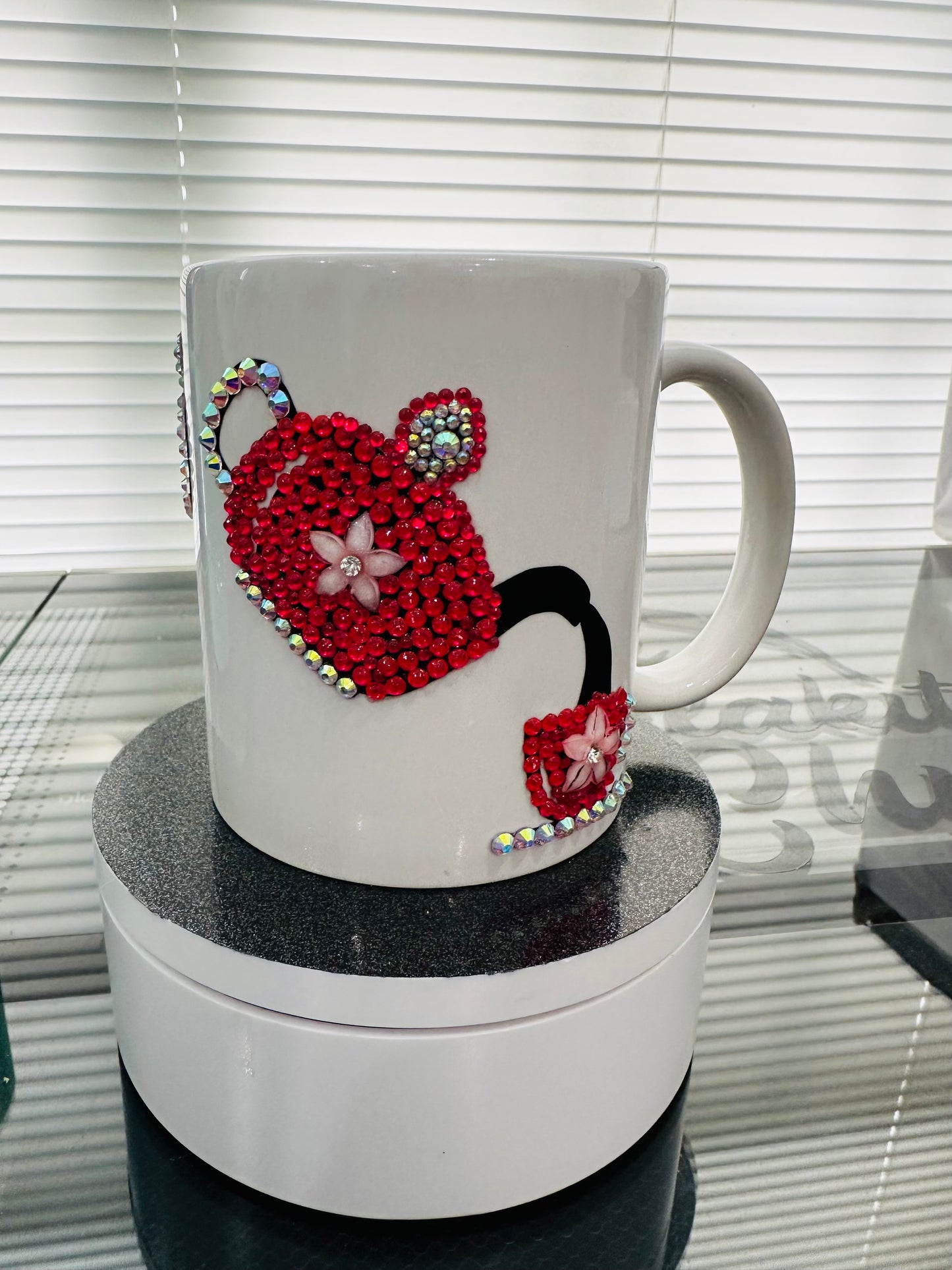 Taza con diamantes de imitación