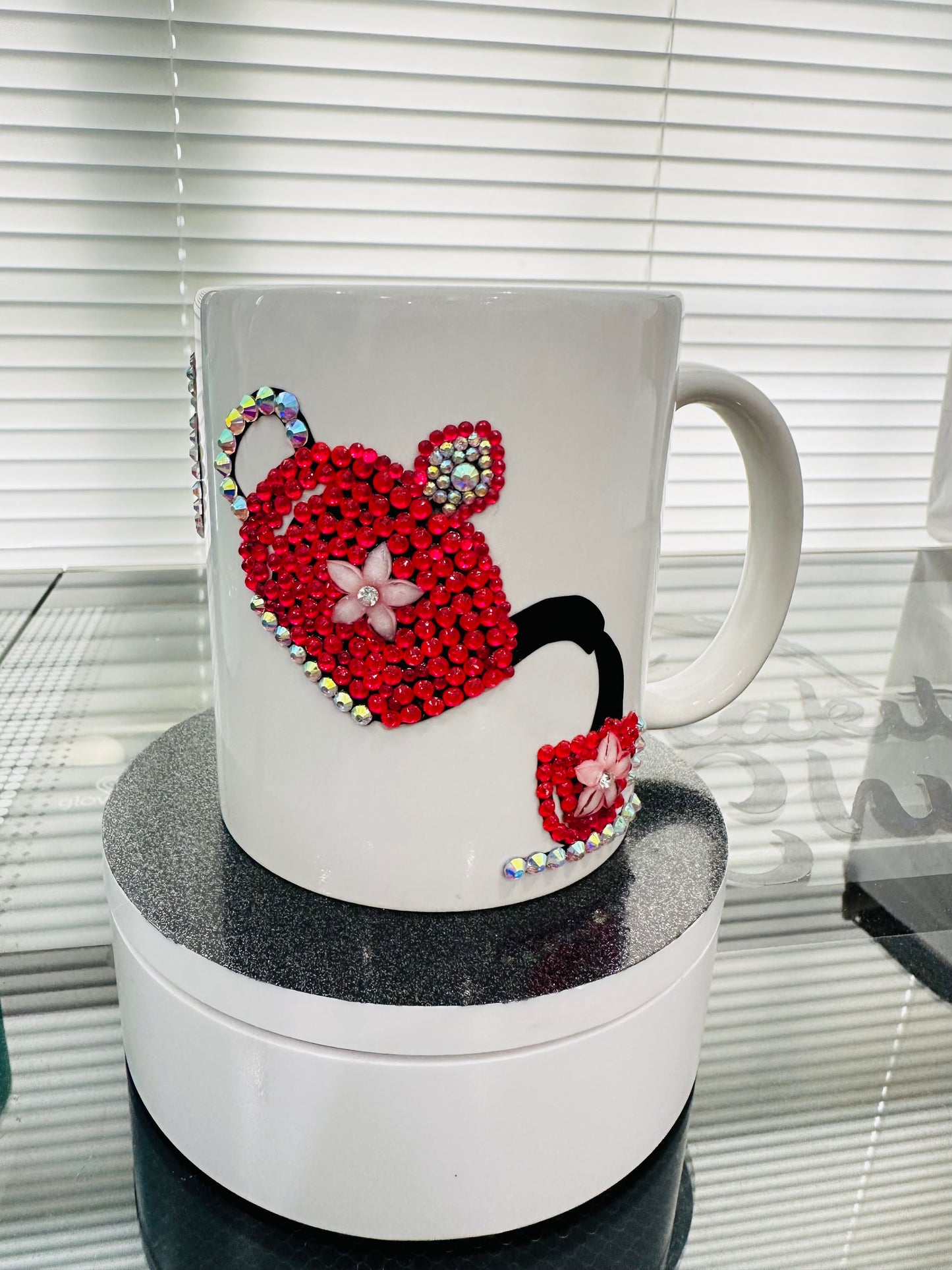 Taza con diamantes de imitación