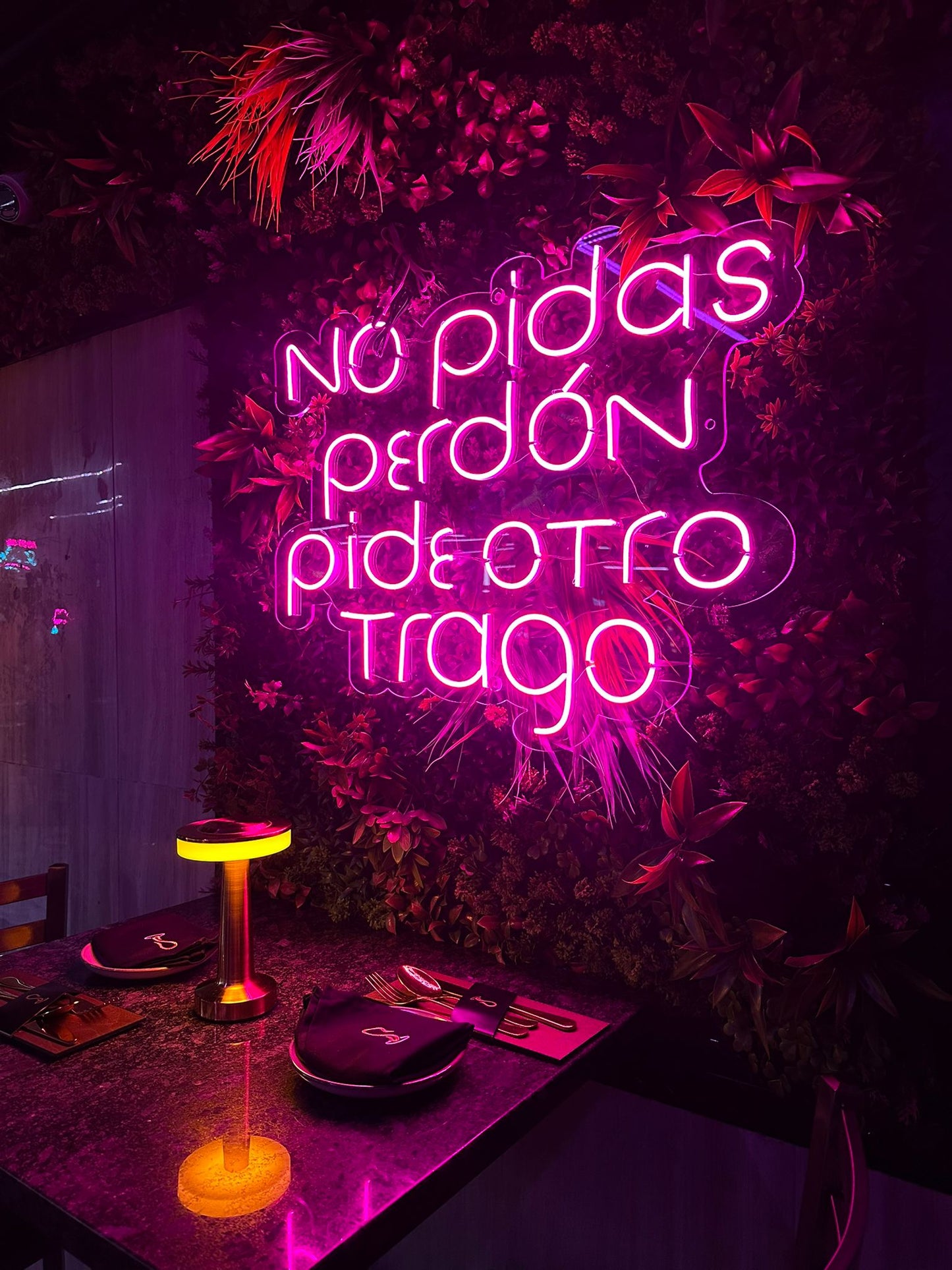 Letreros de neón depositan “cambio de precios sugerentes”