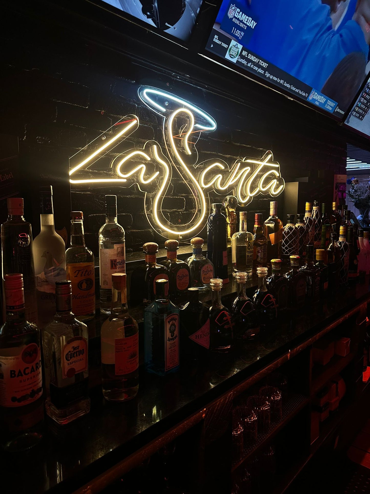 Letreros de neón depositan “cambio de precios sugerentes”